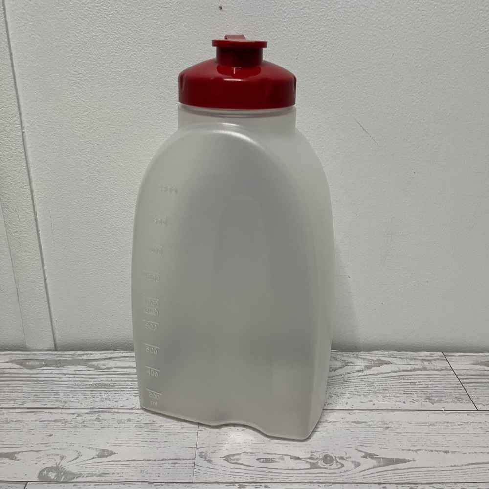 Rubbermaid 2 Quart Water Bottle Pitcher Red Flip Top Lid 64 oz Clear Made in USA